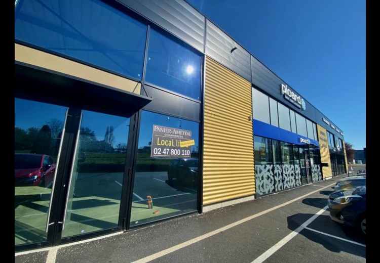 ET DE TROIS SUR LE CENTRE DU ROND POINT DE MC DO